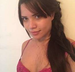 Yasmin putinha ninfeta mostrando a buceta