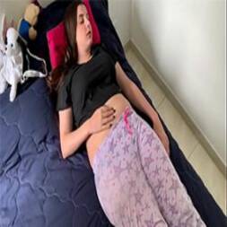 Novinha dormindo foi acordada com a rola do papai na buceta